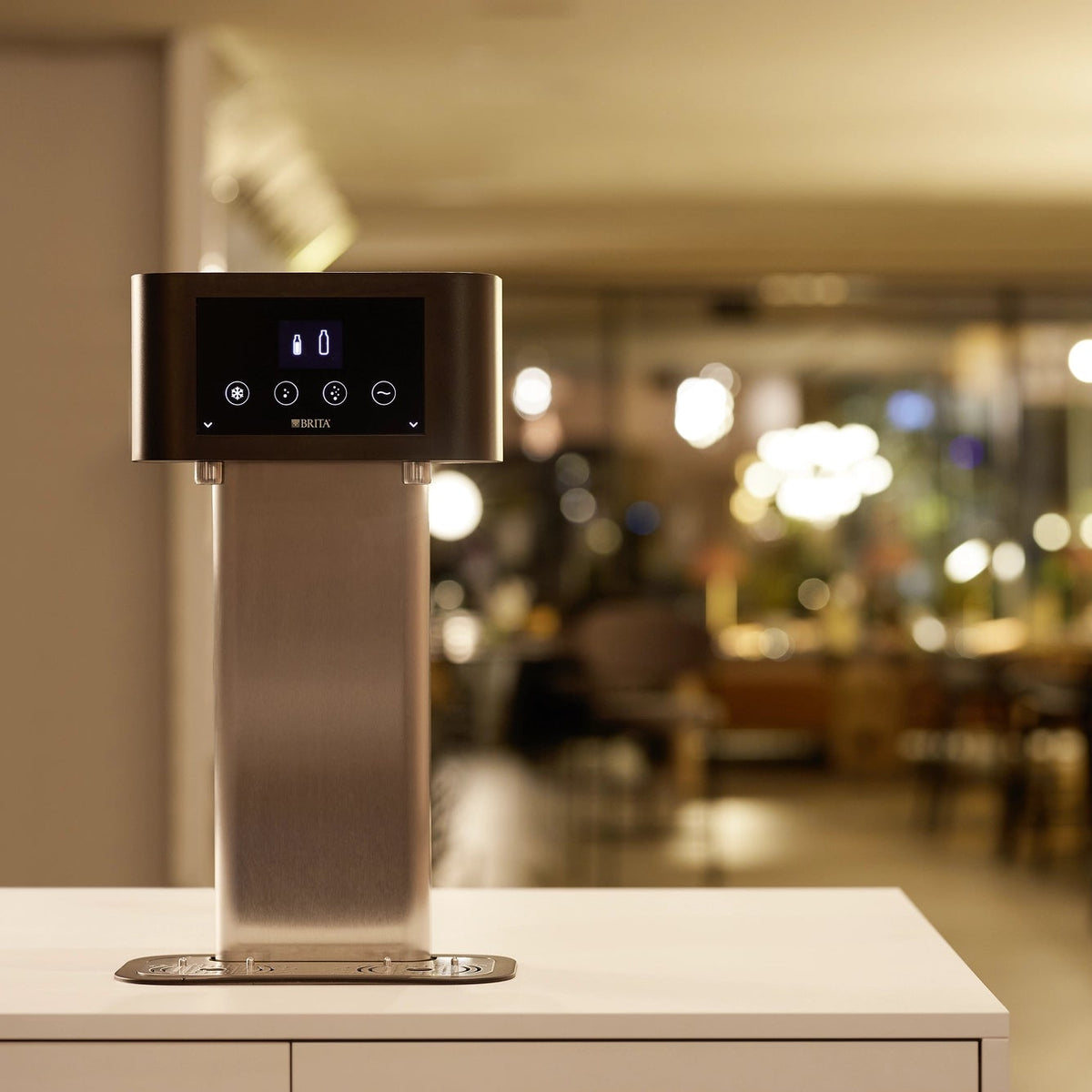 BRITA Fill T-Tap su un bancone in un ristorante.